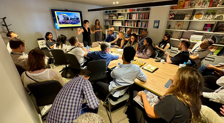 The team at elDiario.es shares insights with the study tour group.