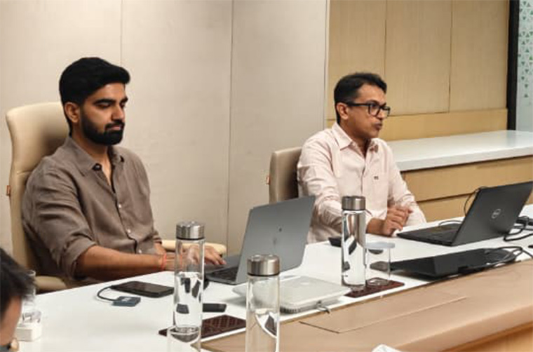 Rohan Tyagi, chief product officer at NDTV (left), and Gaurav Barjatya, head of marketing, speak to INMA study tour attendees.