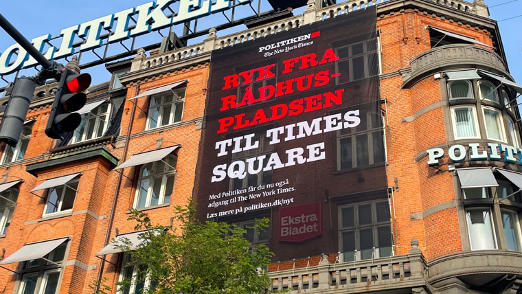 Politiken created a banner for the side of its office building that referenced two iconic landmarks: Politiken’s address at one of Copenhagen’s busiest squares, Rådhuspladsen, and Times Square in New York City.